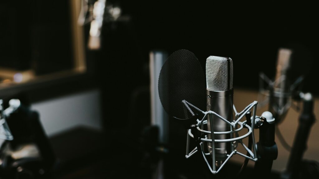 Acoustic Room Treatment on a Budget: Treating Early Reflection Points in Bedrooms Eliminating flutter echo and comb filtering in untreated residential bedrooms us