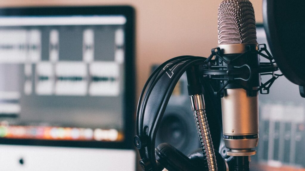 Why broadcast dynamic mics like the Shure SM7B outperform ultra-sensitive large-