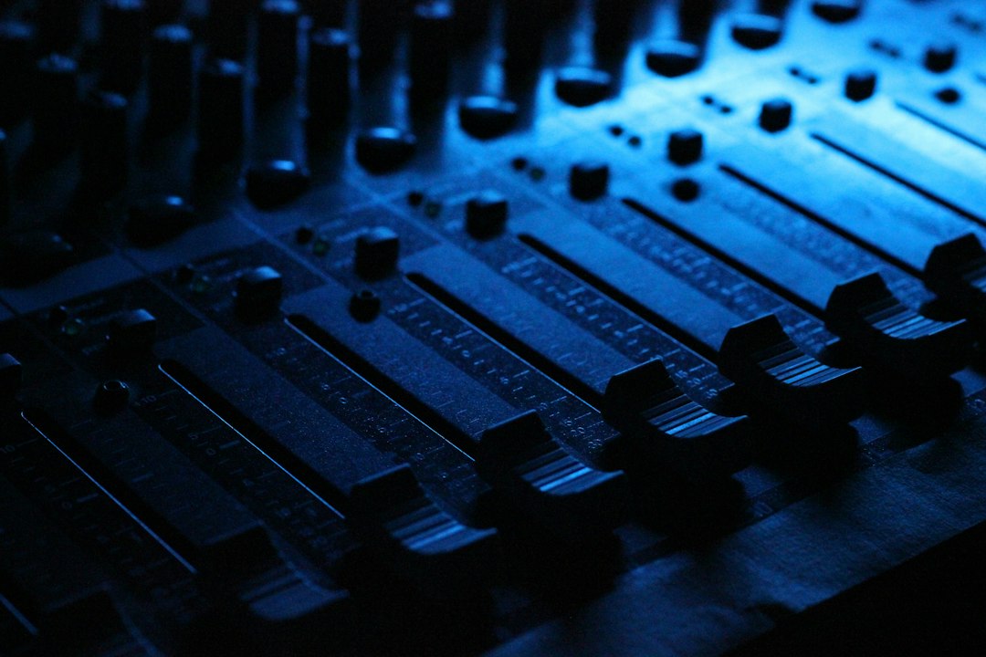 Dynamic vs Condenser Microphones for Untreated Rooms: Proximity Effect and Rejection hardware assembly and wiring configuration